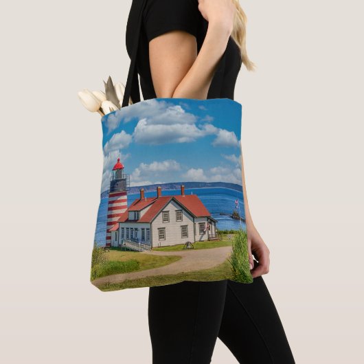 West Quoddy Head Lighthouse, Lubec, Maine Tote Bag (Dichtbij)