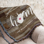 West Virginia Home State Personalized Wood look Deken<br><div class="desc">Show een beetje trots op de thuisstaat met deze schattige luxe houtplank met een deken die "thuis" is voorzien in een wit kalligrafiekschrift met een silhouetekaart van de staat West Virginia, die voor de letter "O." staat. Een roze hartillustratie in de staatskaart voltooit het ontwerp; u kunt de positie van...</div>