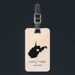West Virginia Kaart Bruiloft Bagagelabel, Aangepas Bagagelabel<br><div class="desc">Deze staatsbagagelabels maken de perfecte trouwcadeautjes labels of welkome tas labels. Stropdas het aan je cadeau in plaats van een typisch label voor papieren cadeaus, en ze kunnen het nog maanden en jaren gebruiken. Labels hebben een perzikabrikozenachtergrond. Om het hart bij de trouwplaats te plaatsen, gebruik de "pas verder"optie aan....</div>
