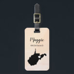 West Virginia Map Bagagelabel, Wedding Party Bagagelabel<br><div class="desc">Deze staatsbagagelabels maken de perfecte bruiloft cadeautjes voor labels of welkome tas labels. Stropdas het aan uw bruidsmaidgiften in plaats van een typisch label van de papiergift, en zij kunnen het voor maanden en jaren gebruiken om te komen. Labels hebben een perzikabrikozenachtergrond. Om het hart bij de trouwplaats te plaatsen,...</div>