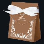 Western Country Cowboy Rustic Wedding Welkom Bedankdoosjes<br><div class="desc">Een modern Western cowboy cowgirl stijl ontwerp met handgetekende elementen van een koe schedel, hoefijzers, bloemen en cactus ornamenten. Bruin en wit bloemige rand bruiloft ontwerp met de hand getrokken bloemen, cactus, koe schedel en hoefijzers. Dit moderne Westerne bruiloftsontwerp is ideaal voor alle seizoenen. Een elegant bruin-wit ranch, boerderij of...</div>