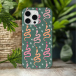 Western Cowgirl Desert Snakes Pattern iPhone 15 Pro Max Hoesje<br><div class="desc">De westerne Cowgirl Desert Snakes Pattern iPhone 15 Pro Max Hoesjes zijn voorzien van een modern western patroon van roze en oranje slangen op een groene achtergrond. Perfect voor cadeauverpakking voor verjaardag,  Kerstmis en vieringen. Creëer door Evco Studio www.zazzle.com/store/evcostudio</div>