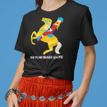 Western Cowgirl op een paard Custom Bericht Graphi T-shirt<br><div class="desc">Rijd in stijl met dit leuke grafische t-shirt met een retro-stijlillustratie van een cowgirl paardrijden. Hieronder is een plek om je eigen boodschap of slogan toe te voegen in witte Westerne stijlletters.</div>