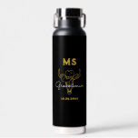 Western land Cowboy Weddenschap Monogram Groomsmen Waterfles<br><div class="desc">Gepersonaliseerde cadeaus voor groomsmen en de beste man met oud western cowboythema. Gedecorreerd met cowboy pet met  western doopvont. De tekst en de kleur zijn editable gebruikend het Hulpmiddel van het Ontwerp om uw gelegenheid te passen. Profiteer van dit cadeau voor bruiloft,  vrijgezellenfeest,  verloffeest of andere speciale gelegenheden.</div>