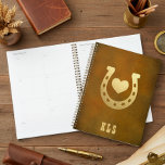 Western Thema Hoefijzer Bruin & Goud Monogram Planner<br><div class="desc">Deze unieke planner heeft een eenvoudige bruine, verouderde lederlook achtergrond met een faux gold hoefijzer en hart. Een monogram van initialen maakt het ontwerp compleet. Perfect voor de westerne, cowboy of paardenliefhebber in uw familie. Creëer door Simply Farmhouse Press.</div>