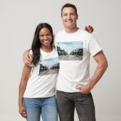 Western Uitzicht van Heron Street van Bridge T-shirt (Unisex)