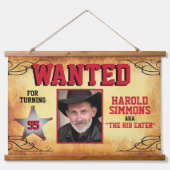 Western Verjaardag Gezocht teken Hangend Wandkleed (Voorkant)
