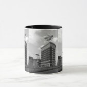 Westerne Auto Sign Black & White Architecture Foto Mok (Midden)