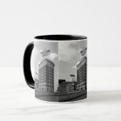 Westerne Auto Sign Black & White Architecture Foto Mok (Voorkant links)