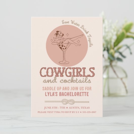 Westerne Blush Cowgirls en cocktails Bachelorette Kaart (Staand voorkant)
