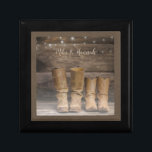 Westerne Cowboy Boots Rustic Barn Monogram Cadeaudoosje<br><div class="desc">Deze leuke,  rustieke geschenkdoos is voorzien van twee cowboylaarzen en een blokhutmuur met snaarlampen. Voor de westerne of paardenliefhebber. Personaliseer het met een enkele naam,  of voeg de namen van een paar toe. Creëer door Simply Farmhouse Press; foto gemaakt door Melanie Mauer op Unsplash.</div>