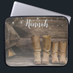 Westerne Cowboy Boots Rustic Barn Monogram Laptop Sleeve<br><div class="desc">Deze leuke,  rustige laptophoes is uitgerust met twee paar cowboylaarzen en een log cabinemuur met een stoplicht. Voor de westerne of paardenliefhebber. Creëer door Simply Farmhouse Press; foto gemaakt door Melanie Mauer op Unsplash.</div>
