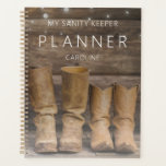 Westerne Cowboy Boots Rustic Barn Planner<br><div class="desc">Deze leuke,  rustige planner heeft twee paar cowboylaarzen en een logcabinemuur met snaarlampen. Creëer door Simply Farmhouse Press; foto gemaakt door Melanie Mauer op Unsplash.</div>