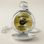 Westerne Cowboy Pet Groomsmen Persoonlijke naam Zakhorloge<br><div class="desc">Persoonlijke cadeaus voor groomsmen met western cowboythema. Gedecorreerd met cowboy pet met  western doopvont. De tekst en de kleur zijn editable gebruikend het Hulpmiddel van het Ontwerp om uw gelegenheid te passen. Profiteer van dit cadeau voor bruiloft,  vrijgezellenfeest,  verloffeest of andere speciale gelegenheden.</div>
