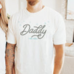 Westerne Cowboy Rodeo gepersonaliseerde papa T-shirt<br><div class="desc">Op zoek naar het perfecte cadeau voor de beste papa van een klein cowgirl of cowboy? Dit westerne Daddy-shirt is het perfecte cadeau voor alle country-lovin' Dads! Het unieke touwtje met de tekst "Daddy" is omgeven door sprankelende blauwe sterren. Makkelijk te personaliseren het jaar. Dit is een geweldig cadeau voor...</div>
