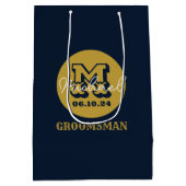 Westerne Cowboy Rustic Groomsmen Naam Monogram Medium Cadeauzakje (Achterkant)