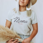 Westerne Cowgirl Rodeo gepersonaliseerde mama T-shirt<br><div class="desc">Op zoek naar het perfecte cadeau voor de beste mama van een klein cowgirl? Dit westerne mama shirt is het perfecte cadeau voor alle country-liefhebbende moeders! Het unieke touw lettertype dat "Mama" zegt is omgeven door fonkelende roze sterren. Makkelijk te personaliseren het jaar. Dit is een geweldig cadeau voor nieuwe...</div>