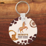 Westerne eerste rodeo zadelen op paardenverjaardag sleutelhanger<br><div class="desc">Westerne eerste rodeo saddle up horse jarig party gepersonaliseerde key chain party gunstige gift. Bruin palomino-baby paard,  wiel,  touw en cowboylaarzen,  koe patroon,  western  schrift.</div>