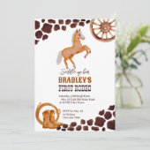 Westerne eerste rodeo zadels op paardenverjaardag kaart (Staand voorkant)