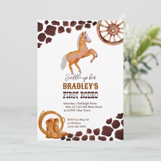 Westerne eerste rodeo zadels op paardenverjaardag kaart (Staand voorkant)