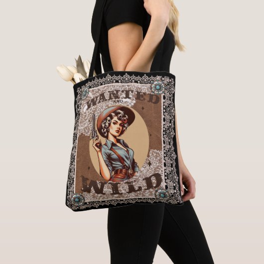  Westerne Gezocht en Wild Cowgirl Tote Bag (Dichtbij)