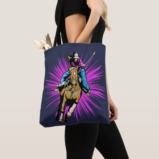 Westerne Rodeo Cowgirl Riding Paard aan het lopen Tote Bag (Dichtbij)