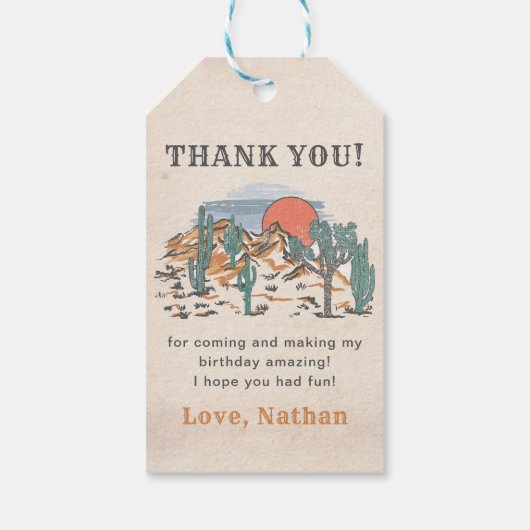 Westerne  woestijnrodeo 1e verjaardag cadeaulabel (Achterkant)