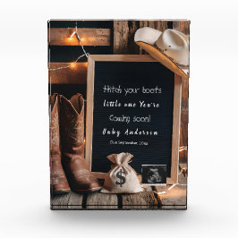 Westerne zwangerschapsaankondiging in landelijke s fotoblokken