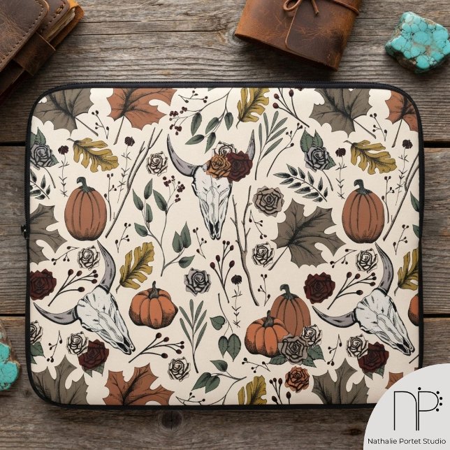Westerse Oogst Koeien Schedel Herfst Laptop Sleeve (This Western Fall Harvest Cow Skull Autumn Laptop Sleeve features hand-drawn autumn harvest art.)