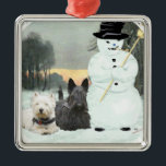 Westie en Scottie bouwen een Snowman Metalen Ornament<br><div class="desc">Ja,  ze bouwden het zelf!! Deze Schots en Westie brengen samen een vrolijke winterdag door! Heb je een Westie en Scottie,  dat doen we. Deze design zijn gemaakt van mijn oorspronkelijke kunstwerk en zijn beschikbaar op kleding,  nieuwtjes en cadeautjes! Geniet!</div>