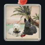Westie en Scottie op Palmy Beach Metalen Ornament<br><div class="desc">De palmbomen in dit beachy-gebouw,  deze wijk en Scottie brengen samen een gelukkige dag door! Heb je een Westie en Scottie,  dat doen we. Deze design zijn gemaakt van mijn oorspronkelijke kunstwerk en zijn beschikbaar op kleding,  nieuwtjes en cadeautjes! Geniet!</div>