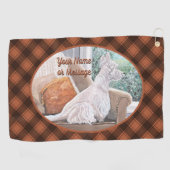 Westie kijkt uit een raam golfhanddoek (Horizontaal)