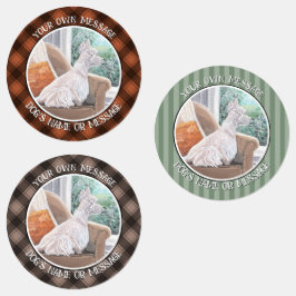 Westie kijkt uit een raam labels