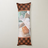 Westie kijkt uit een raam lichaamskussen (Achterkant (Verticaal))