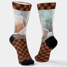 Westie kijkt uit een raam sokken