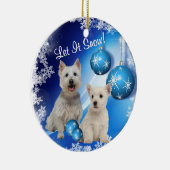 Westie laat het Sneeuwfeestelijke begroet Keramisch Ornament (Rechts)
