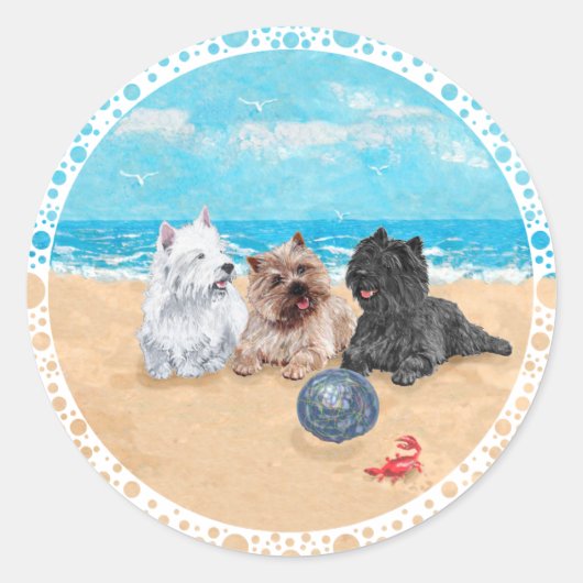 Westie met Cairn Terriërs op het Strand Ronde Sticker (Voorkant)