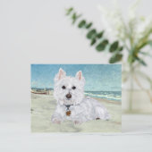Westie op het strand briefkaart (Staand voorkant)