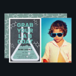 Wetenschap Experiment Flask Krijtbord Foto Verjaar Kaart<br><div class="desc">Deze coole "pak je labjas" science verjaardagsfeest uitnodiging voor een verjaardagsfeestje is voorzien van een krijtbord / schoolbord achtergrond met een kolf omlijst door een witte rand. De achterkant heeft een blauwgroen achtergrond met molecuulpatronen. Personaliseer voor uw behoeften. U kunt bijpassende producten vinden in mijn winkel.</div>