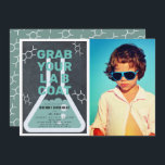 Wetenschap Experiment Flask Krijtbord Foto Verjaar Kaart<br><div class="desc">Deze coole "pak je labjas" science verjaardagsfeest uitnodiging voor een verjaardagsfeestje is voorzien van een krijtbord / schoolbord achtergrond met een kolf omlijst door een witte rand. De achterkant heeft een blauwgroen achtergrond met molecuulpatronen. Personaliseer voor uw behoeften. U kunt bijpassende producten vinden in mijn winkel.</div>