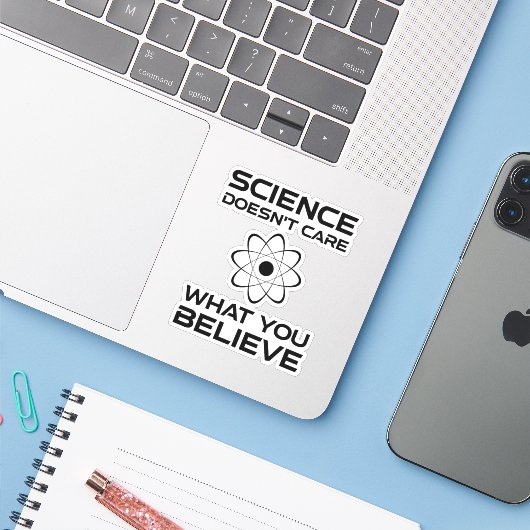 Wetenschap geeft niet om wat je gelooft sticker (Laptop met iPhone)