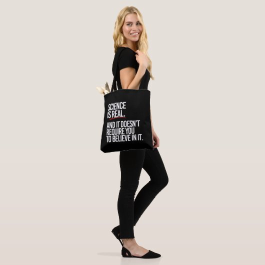 Wetenschap is echt en je hoeft het niet te geloven tote bag (Op model)