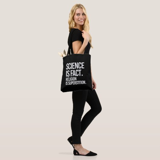 Wetenschap is een feit. Religie is bijgeloof. Tote Bag (Op model)