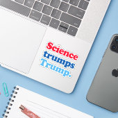 Wetenschap troeft Trump af Sticker (Laptop met iPhone)