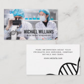 Wetenschapper die door microscoop kijkt visitekaartje (Voorkant / Achterkant)