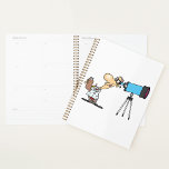 Wetenschapper met Telescope Astronomy Science Humo Planner<br><div class="desc">Duik elke dag in de wonderen van het universum met onze Astronomer Spiral Planner. Dit fascinerende ontwerp toont een astronoom die aandachtig door een telescoop kijkt en naar de hemelse wonderen daarbuiten staart. De diepe, met sterren bezaaide achtergrond en ingewikkelde details van de telescoop creëer geven een gevoel van verwondering...</div>