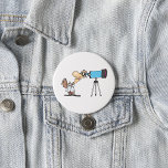 Wetenschapper met Telescope Astronomy Science Humo Ronde Button 7,6 Cm<br><div class="desc">Verhoog je liefde voor astronomie met onze knop "Astronoom die door een telescoop kijkt". Dit fascinerende ontwerp toont een toegewijde astronoom die door een telescoop kijkt en de essentie van nieuwsgierigheid en verwondering vastlegt. Perfect voor sterrenkijkers, wetenschapsliefhebbers en degenen die gepassioneerd zijn over de mysteries van het universum, deze knop...</div>