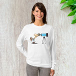 Wetenschapper met Telescope Astronomy Science Humo T-shirt<br><div class="desc">Ontdek de kosmos in stijl met ons T-shirt met lang Sleeve voor vrouwen met een fascinerende afbeelding van een astronoom die door een telescoop kijkt. Ideaal voor sterrenkijkers, wetenschapsliefhebbers of iedereen die ervan droomt om het universum te verkennen, dit shirt combineert troost met kosmische nieuwsgierigheid. Dit lange sleeves t-shirt is...</div>