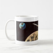  wetenschapscultuur, raketschild over de maan koffiemok (Links)