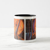 Wetenschapsfiche, Oranje zon en buitenaardse weze Tweekleurige Koffiemok (Center)